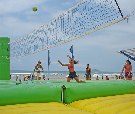 verão - Vôlei e futebol num pula-pula.